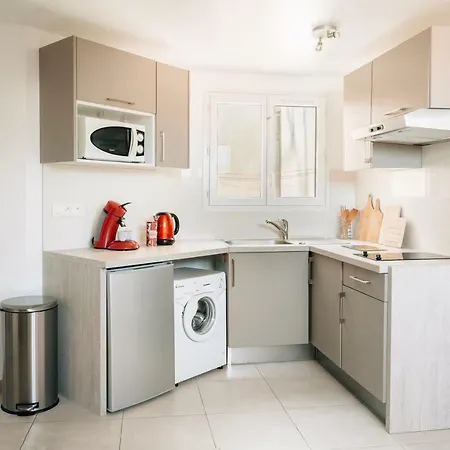Adorable In Downtown Apartment *